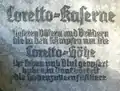 Plaque commémorative à l'entrée de l'ancienne caserne Loretto (de) à Tübingen avec une dédicace pour les morts du régiment