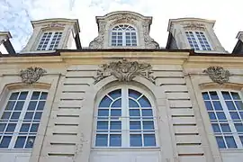 Hôtel Gabriel (ancienne préfecture maritime de Lorient)Toitures et façades des deux pavillons situés à droite et à gauche de la grille d'entréeSalle du Conseil