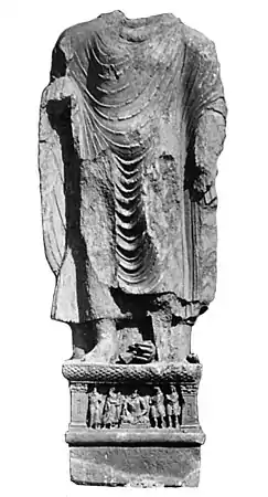 Bouddha de Loriyan Tangai avec inscription mentionnant "l'année 318", soit 143 apr.J-C..