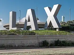 Entrée de l'aéroport sur Century Boulevard.