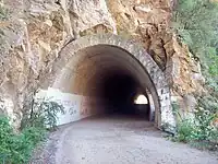 La route 20 traversant un tunnel créé en 1930.