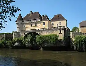 Le château de Losse vu depuis la rive gauche de la Vézère.