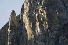 Slackline entre la falaise et le sommet de Lost Arrow Spire