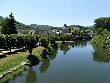 Le Lot en bordure du bourg de Sainte-Eulalie-d'Olt.