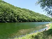 La retenue entre Estaing et Sébrazac ; vue vers l'aval.