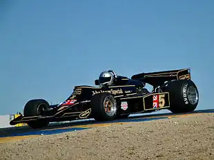 Photo d'une Lotus 77 en démonstration.