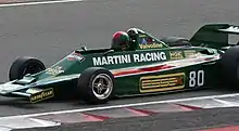 Photo de Mario Andrettu pilotant une Lotus 80 à un meeting.