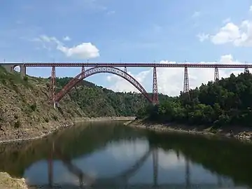 Le viaduc de Garabit, franchissant la Truyère.