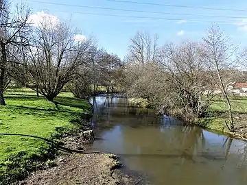 La Loue au sud du bourg.