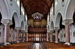 La nef vers l'entrée et l'orgue.