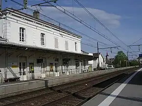 Photographie de la gare de Louhans avec les voies, le bâtiment voyageurs et les quais