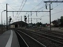 La ligne, les voies de service et l'ancienne halle à marchandises