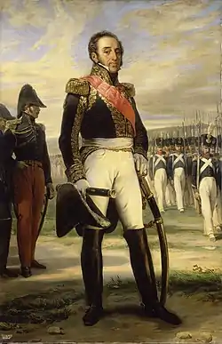 Portrait en pied d'un maréchal de Napoléon, sabre au côté et chapeau à la main, avec ses troupes passant près de lui.