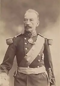 portrait en noir et blanc d'un général français en grand uniforme.