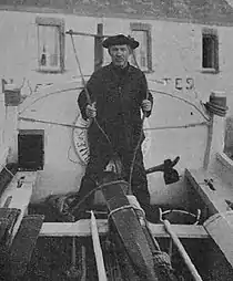 Louis Auffret, patron du canot de sauvetage Maman Poydenot, à bord de son bateau (en 1911)