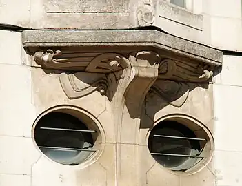 Console Art nouveau à Bruxelles,Anciens magasins Wolf(architecte : Louis Bral, rue du Canal).