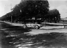 Photo de Louis Chiron en sortie de virage, au Grand Prix de Nîmes 1932