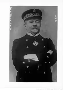 Photographie en noir et blanc d'un homme portant une tenue d'amiral.
