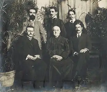 Louis Duchesne, directeur de l'École française de Rome vers 1913, avec ses élèves dont Alain de Boüard, assis à gauche.