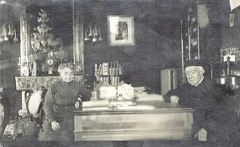 Louis Duchesne au Palais Farnèse en avril 1921, en compagnie de Mlle Rosa Bucle, sa fidèle servante.