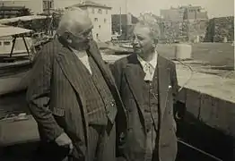 Louis Lumière (à gauche) rendant visite à Léon Gaumont à Sainte-Maxime vers 1930.