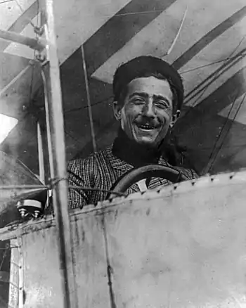 photographie monochrome en contre-plongée de Louis Paulhan dans un avion