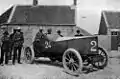 Louis Rigolly au volant de la Gobron-Brillié avec laquelle il a franchi les 100 miles par heure en juillet 1904.