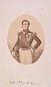 dans un cadre rectangulaire, une photographie en médaillon ovale d'un militaire français du XIXe siècle en habit de parade.
