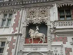 Détail d'une des loggias de la façade de l'aile Louis XII de Blois (1498-1503).