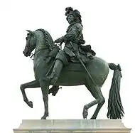 Statue équestre de Louis XIV sur la Place d'Armes devant le château de Versailles.