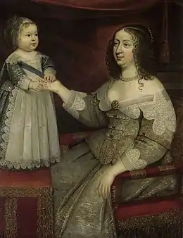 Anne d'Autriche et le futur roi Louis XIV, qui porte une plume au béguin assorti à sa robe et un tablier richement orné de broderies et de dentelles.