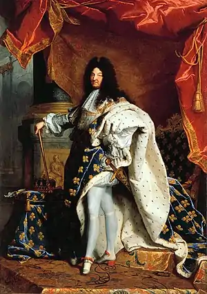 Peinture figurant un homme debout aux cheveux longs et bouclés avec un lourd manteau bleu et des bas, devant un trône
