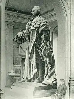 Statue colossale de Louis XVI au musée des Beaux-arts de Bordeaux avant 1942 (noter le gardien assis à droite pour juger de la grandeur de l’œuvre)