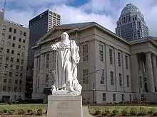 Statue du Roi Louis XVI à Louisville (Kentucky) devant le Louisville Metro Hall