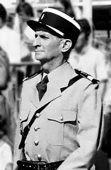 Photographie en noir et blanc d'un homme âgé d'une soixante d'années, droit, l'air digne, dans un uniforme de gendarme.