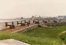 Louisbourg, construite sur les crédits de la Marine royale française dispose d'une puissante artillerie (reconstitution).