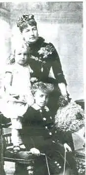 Photo noir et blanc d'une mère et ses deux jeunes enfants posant de face.