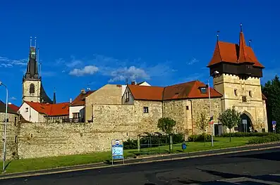 Murs de la ville et porte de Źatec.