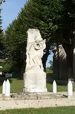 Le monument aux morts près de l'église (août 2011)