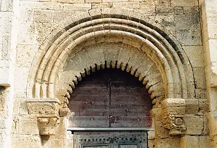 Arc festonné et arc outrepassé de la Chapelle Saint-Hippolyte de Loupian.