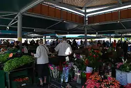 Le marché couvert dit marché des producteurs, un samedi matin.