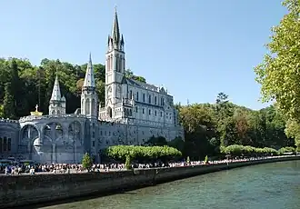 La basilique de l'Immaculée-Conception (niveau supérieur) et la basilique Notre-Dame-du-Rosaire (niveau inférieur).