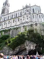 Vue de la basilique de l'Immaculée-Conception surplombant la grotte.