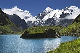 Vue du Petit Combin (à droite), du Combin de Corbassière (au centre) et du Grand Combin (à gauche, dans les nuages) depuis le lac de Louvie.