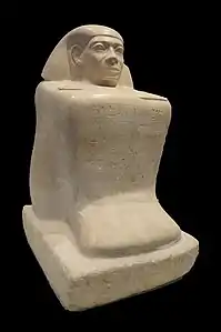 Statue cube: offrande du roi au bénéfice d'un employé. Abydos. V. 1790-1700. Calcaire H 45 cm. Louvre-Lens