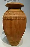 Pithos à décor estampé en frise