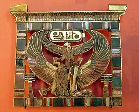 Pectoral au nom de Ramsès II trouvé sur la momie du taureau Apis