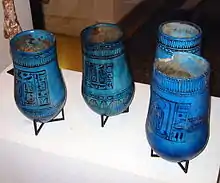 photographie de quatre vases canopes.