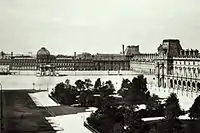 Le palais des Tuileries et l'arc de triomphe du Carrousel, photographiés depuis le Louvre, vers 1865.