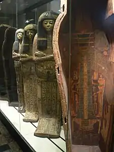 Fond de sarcophage avec un pilier Djed osirianisé. Musée du Louvre.